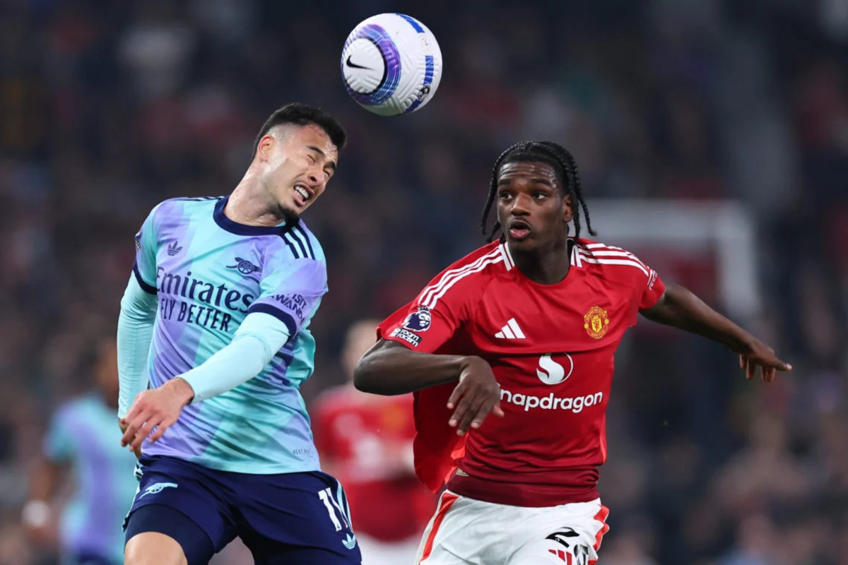 Duel Gabriel Martinelli (kiri) & Ayden Heaven (kanan) dalam laga Manchester United vs Arsenal, pada Minggu (9/3). (Photo by Robbie Jay Barratt - AMA/Getty Images) - Image
