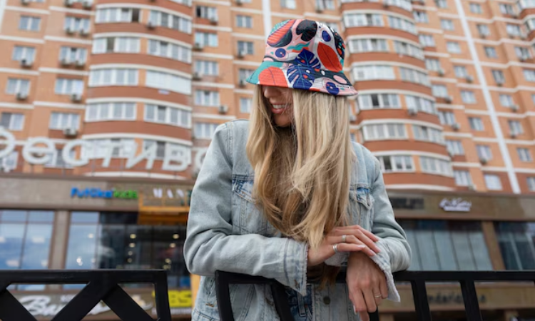 Ilustrasi Bucket hat dengan jaket denim memberikan kesan kasual/freepik - Image
