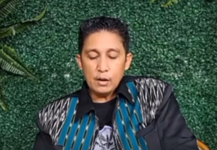 Viral video Firdaus Oiwobo layangkan surat ke Ferrari dan Lamborghini. (Instagram/@medsoszone). - Image