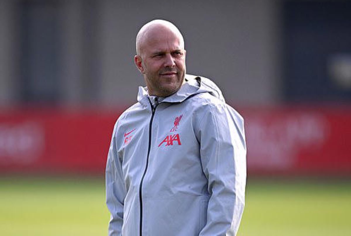 Arne Slot saat memimpin latihan Liverpool. (Daily Mail) - Image