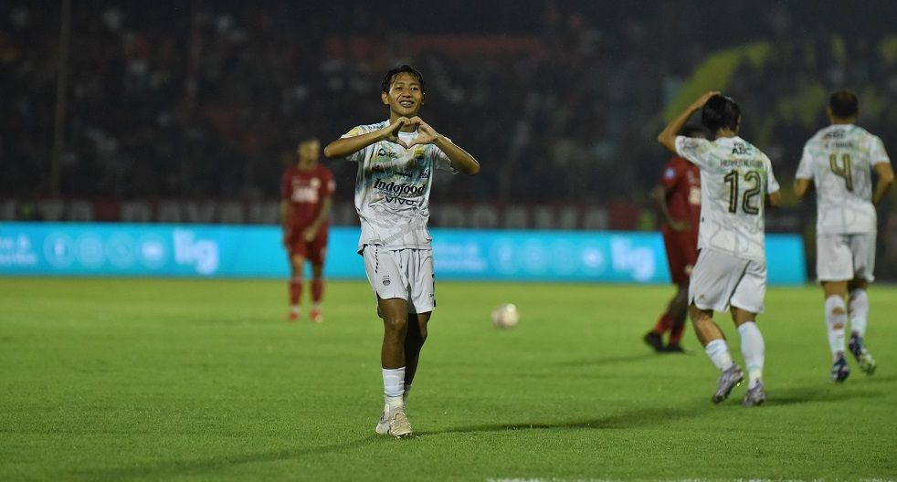Persib Bandung kokoh di puncak klasemen usai menang 4-1 atas Semen Padang. (Dok. Persib) - Image