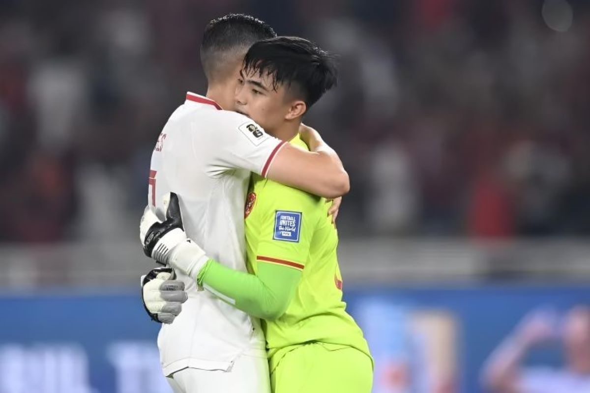 Penjaga gawang Timnas Indonesia Ernando Ari Sutaryadi (kanan). (M Risyal Hidayat/Antara) - Image