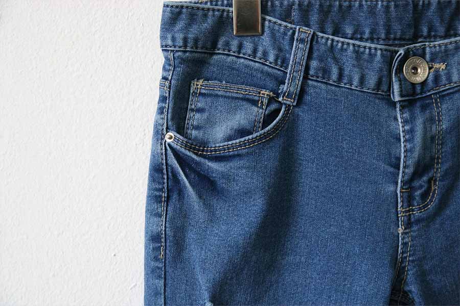 Ilustrasi mencoba celana jeans (Pixabay) - Image