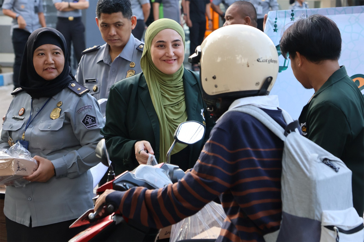 Kantor Imigrasi Kelas I Khusus TPI Surabaya menggelar aksi sosial dengan membagikan takjil gratis kepada masyarakat sekitar dan pengendara yang melintas di Jalan Juanda, Selasa, (11/3/2025).(Istimewa) - Image