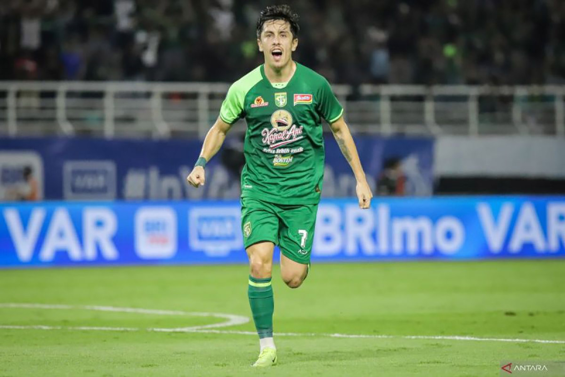 Francisco Rivera melakukan selebrasi usai mencetak gol di Stadion GBT Surabaya, Jumat (20/12/2024). ANTARA FOTO/Rizal Hanafi - Image