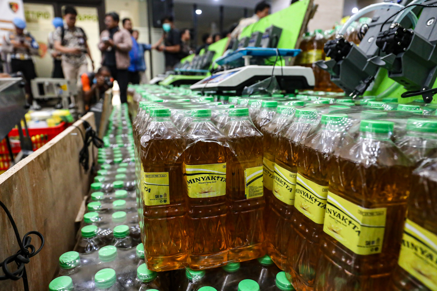 Barang bukti minyak goreng Minyakita dan mesin ditampilkan saat konferensi pers terkait produk minyak goreng Minyakita isi tidak sesuai kemasan di Lobby Bareskrim Polri, Jakarta, Selasa (11/3/2025). (Salman Toyibi/Jawa Pos) - Image