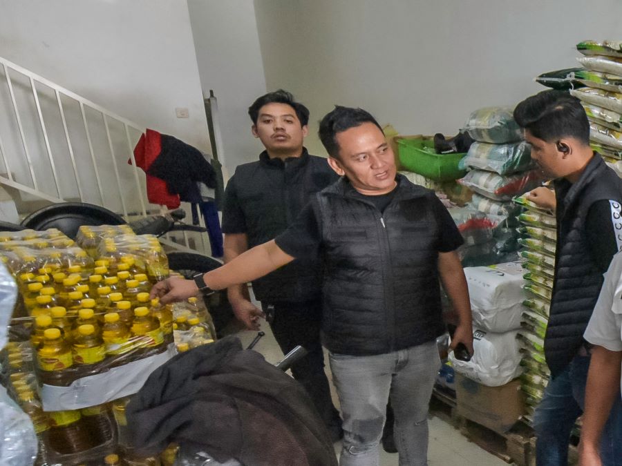 Sidak petugas gabungan Pemkot Surabaya menemukan Minyakita tidak sesuai takaran di Pasar Soponyono, Rabu (12/3). (Humas Pemkot Surabaya) - Image