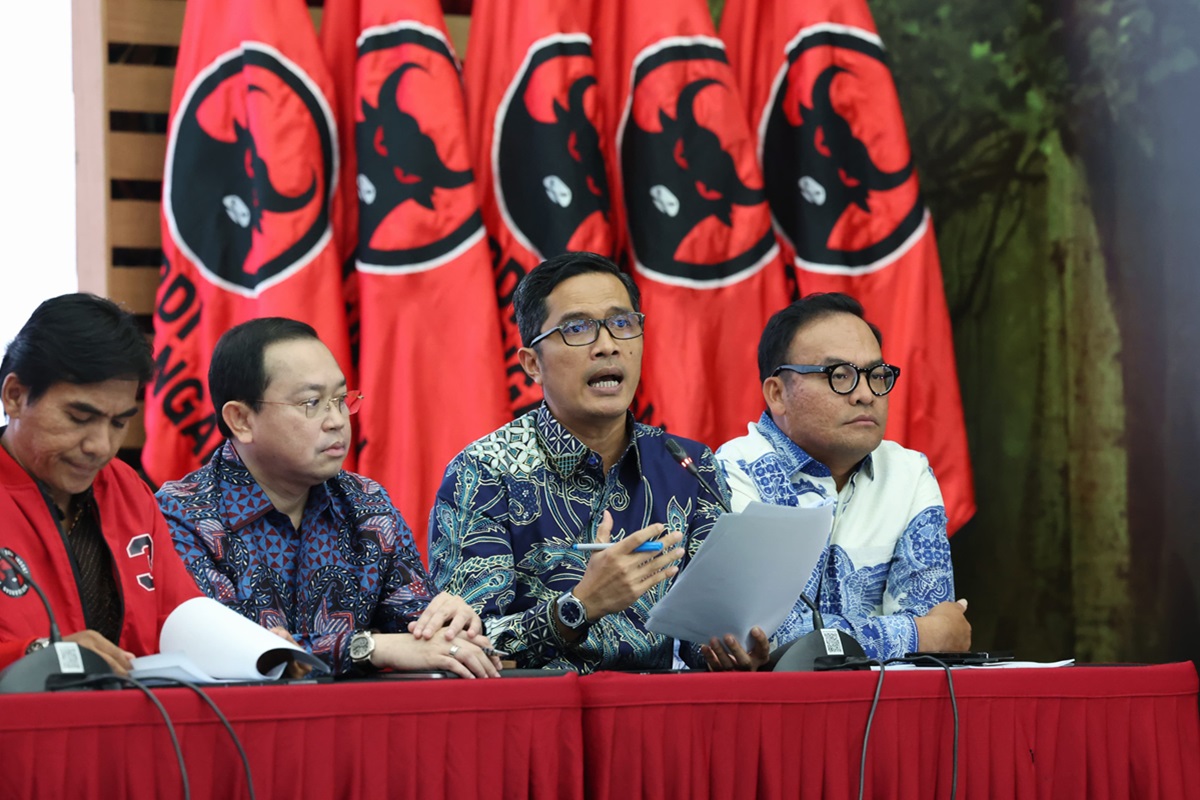 Kuasa hukum Sekretaris Jenderal (Sekjen) PDI Perjuangan Hasto Kristiyanto, Febri Diansyah dalam konferensi pers di kantor DPP PDIP, Jalan Diponegoro, Menteng, Jakarta Pusat, Rabu (12/3). (Ridwan/JPC) - Image