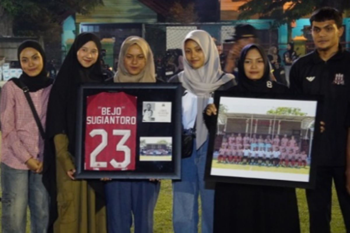 Keluarga mendiang Bejo Sugiantoro saat hadir dalam Tribute to Bejo Sugiantoro. (Dok. Deltras FC) - Image