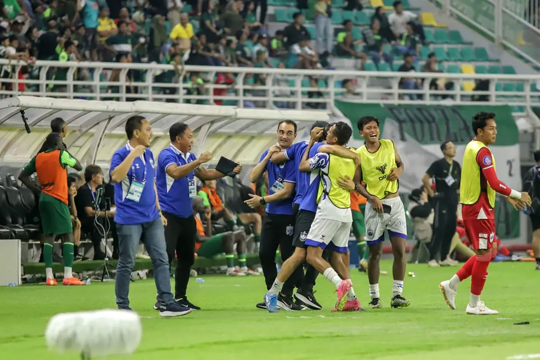 Tim pelatih dan pemain PSIS melakukan selebrasi usai mencetak gol penyama ke gawang Persebaya pada pertandingan pekan ke-27 BRI Liga 1 Indonesia, di Stadion GBT Surabaya, Rabu (12/3/2025) malam. - Image