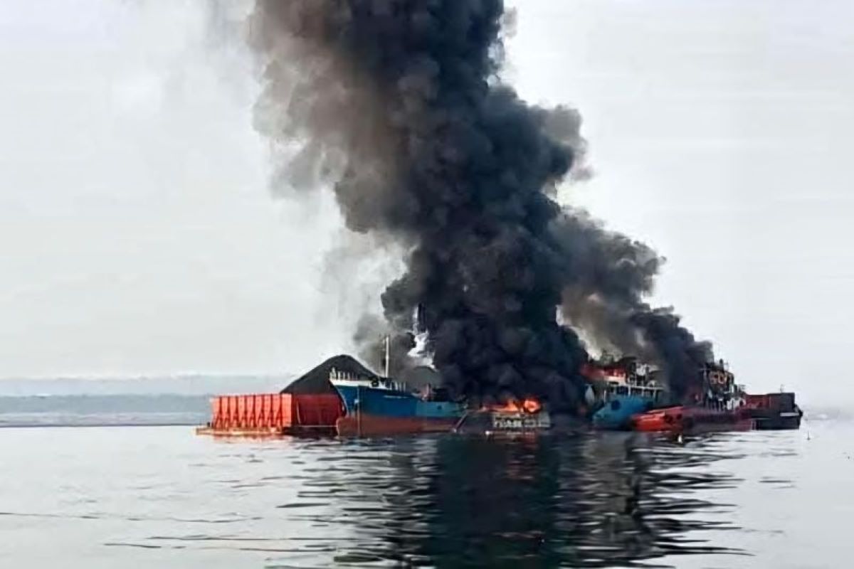 Kapal tug boat dan tongkang yang diduga beraktivitas bongkar muat batu bara terbakar dan meledak di perairan Lamongan. (Antara) - Image