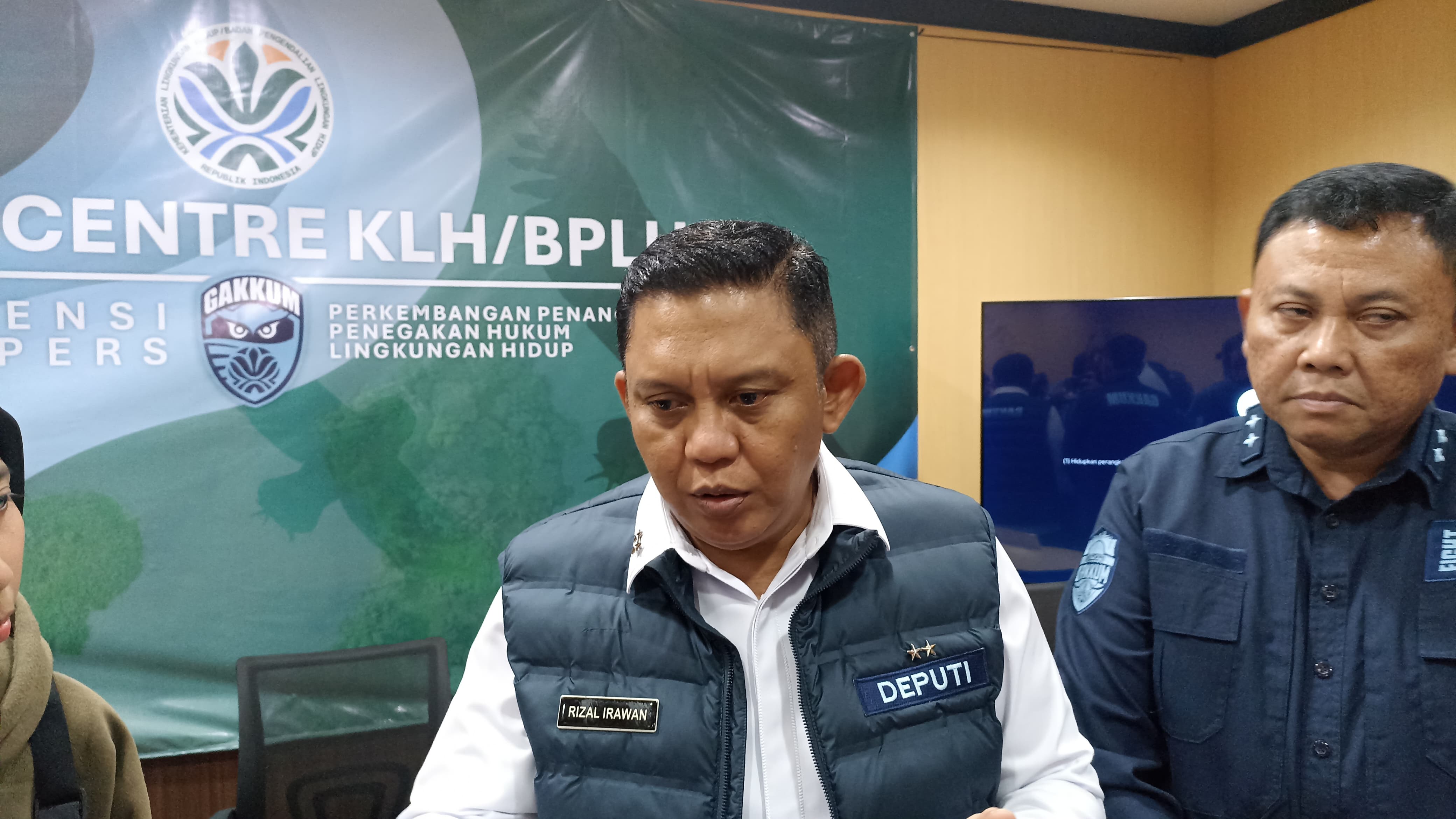 Deputi Bidang Penegakan Hukum Kementerian Lingkungan Hidup (KLH) Irjen Pol Rizal Irawan (memakai rompi) di Jakarta, Rabu (12/3). (Hilmi/Jawa Pos) - Image