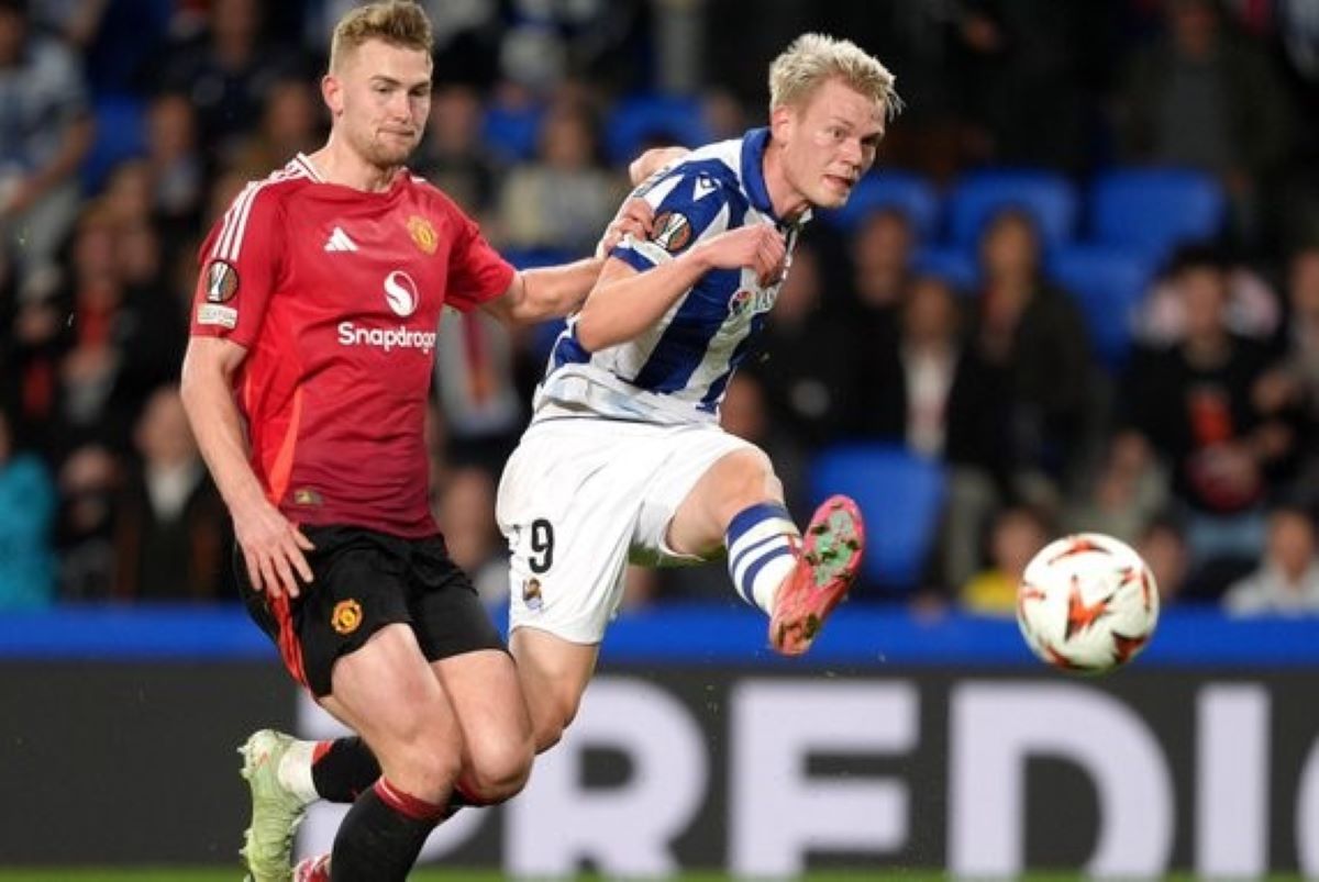 ek Manchester United Matthijs de Ligt berduel dengan pemain Real Sociedad Orri Oskarsson. (Dok. UEFA) - Image