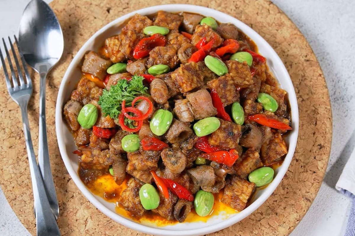 ilustrasi sambal goreng tempe cumi asin. (Tangkapan layar Youtube/ Simple Rudy) - Image