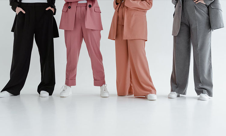 Ilustrasi setelan formal dengan sneakers. (Pexels) - Image
