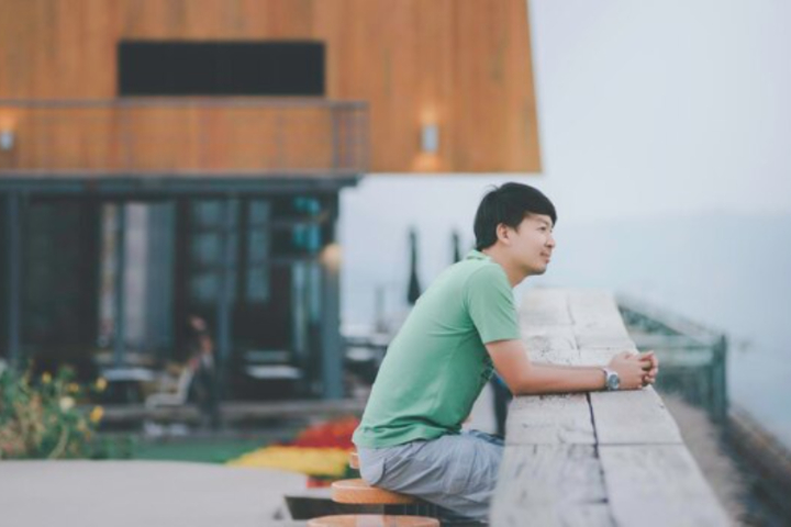 Seseorang yang tidak pernah kesepian meski selalu sendirian. (Freepik/EyeEm) - Image