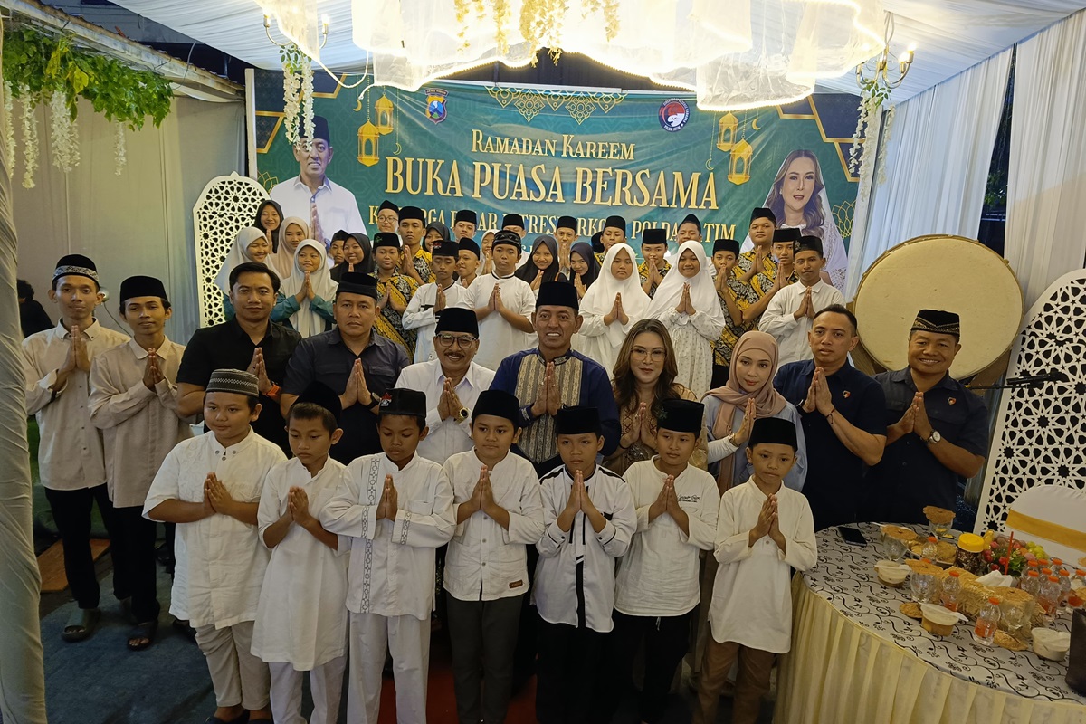 Buka puasa bersama di halaman gedung Ditresnarkoba Polda Jatim, Kamis (13/3). (istimewa) - Image