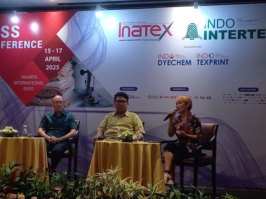 Dari kiri, Direktur Utama Peraga Expo Paul Kingsen, Sekjen Apsyfi Farhan Aqil Syauqi, dan lenny Agustin dan Indonesia Fashion Chamber. (Istimewa) - Image