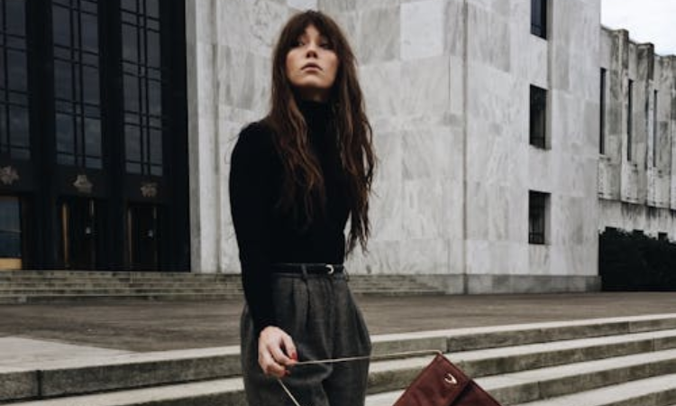 Ilustrasi celana lipit dan turtleneck/pexels - Image
