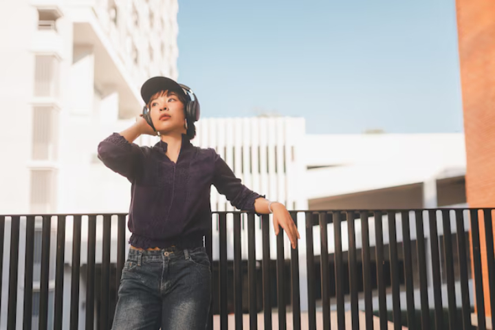 Ilustrasi seseorang yang sering memakai headphone di depan umum - Image