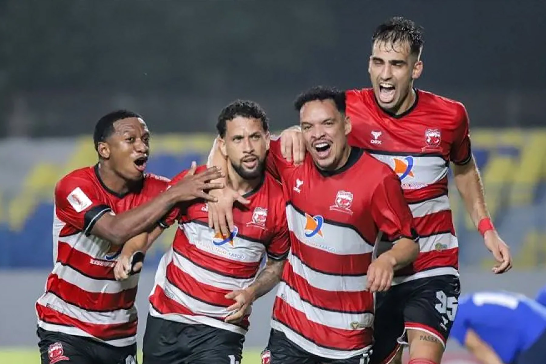 Pemain Madura United Iran Junior (kedua kiri) berselebrasi bersama rekannya usai mencetak gol ke gawang Tainan City pada leg kedua perempat final AFC Challenge League di Stadion Gelora Joko Samudro. - Image