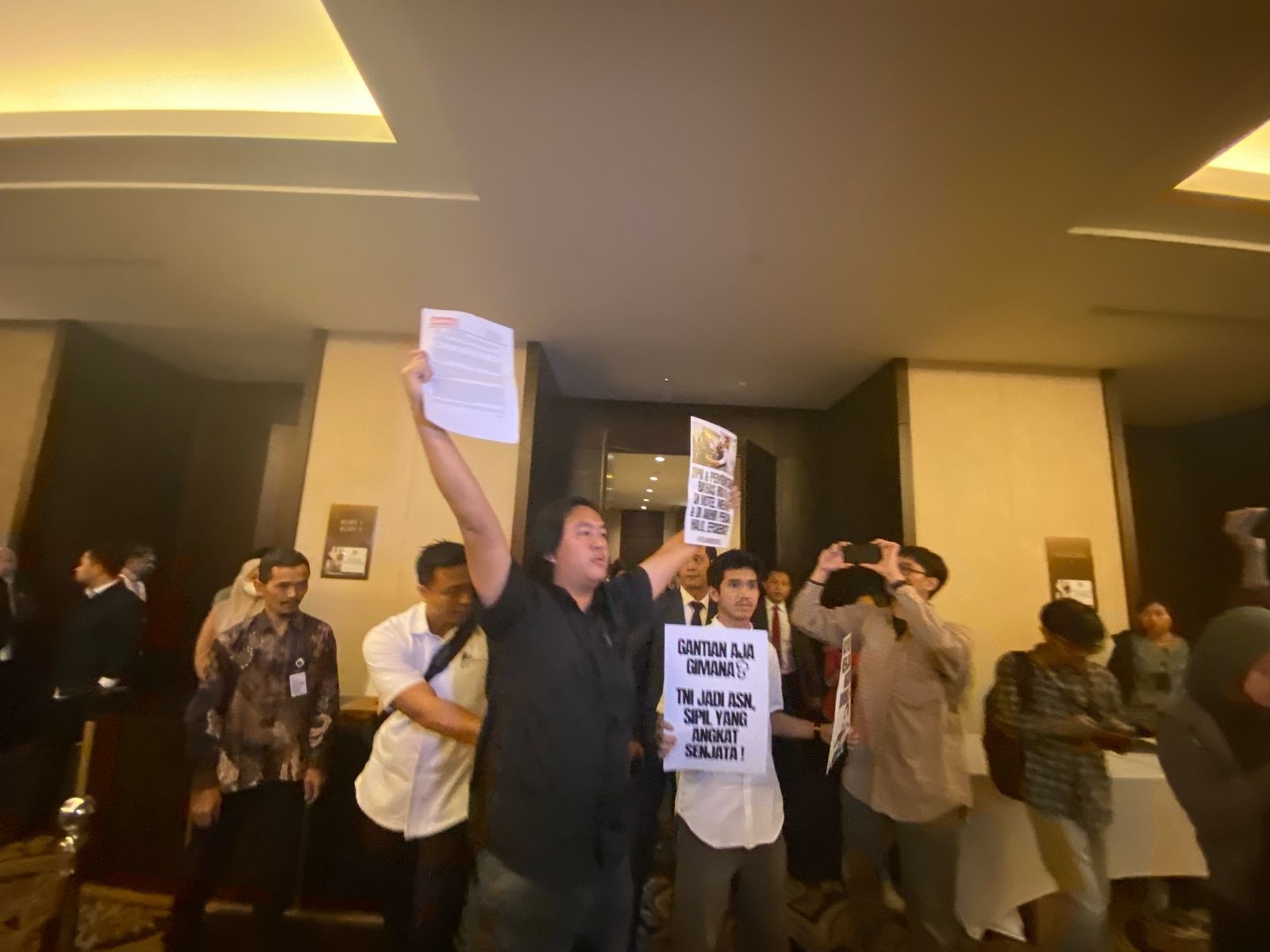 Aksi menolak pembahasan revisi UU TNI di Hotel Fairmont Jakarta oleh Koalisi Masyarakat Sipil pada Sabtu (15/3). (Koalisi Masyarakat Sipil) - Image