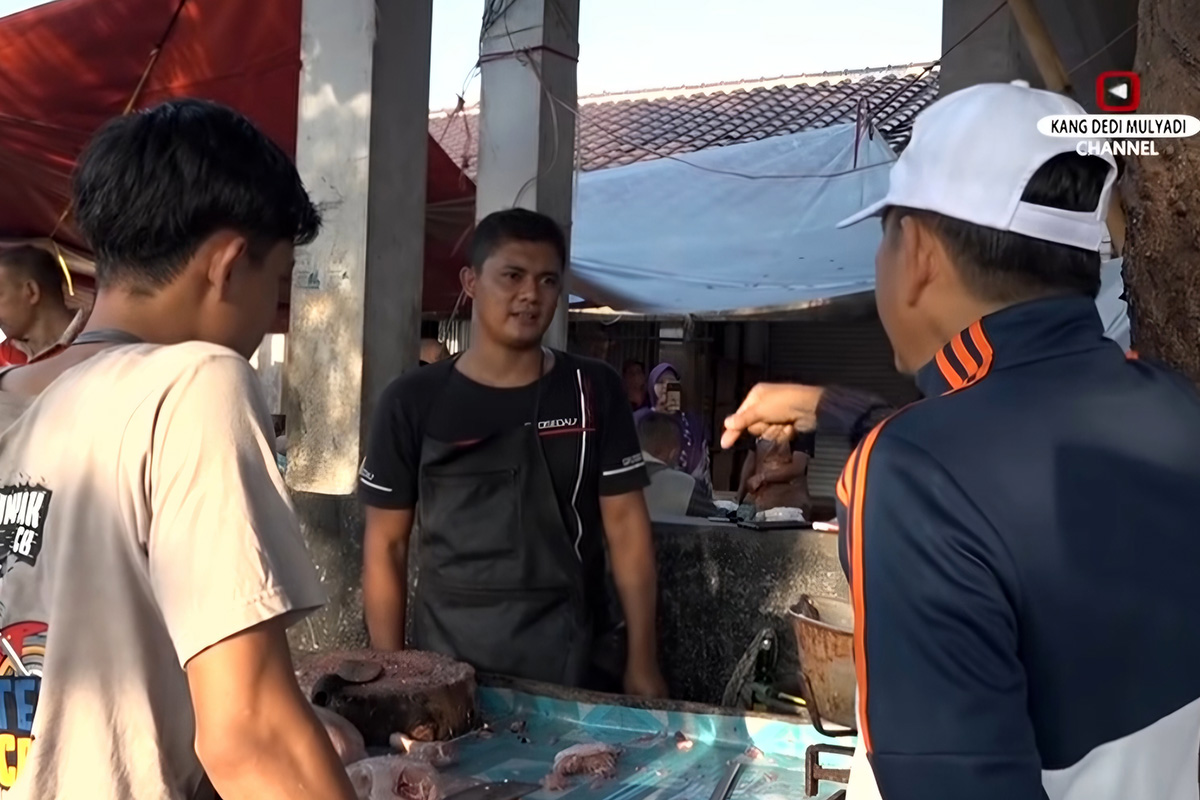 Tangkapan layar video viral Dedi Mulyadi marah-marah ke pedagang. (YouTube/@KANGDEDIMULYADICHANNEL) - Image
