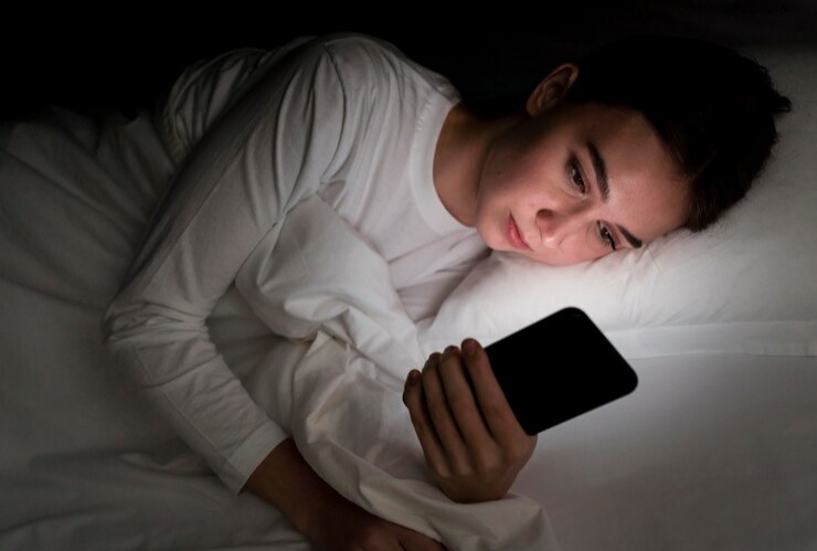 Ilustrasi orang yang tak bisa tidur tanpa scrolling ponsel - Image