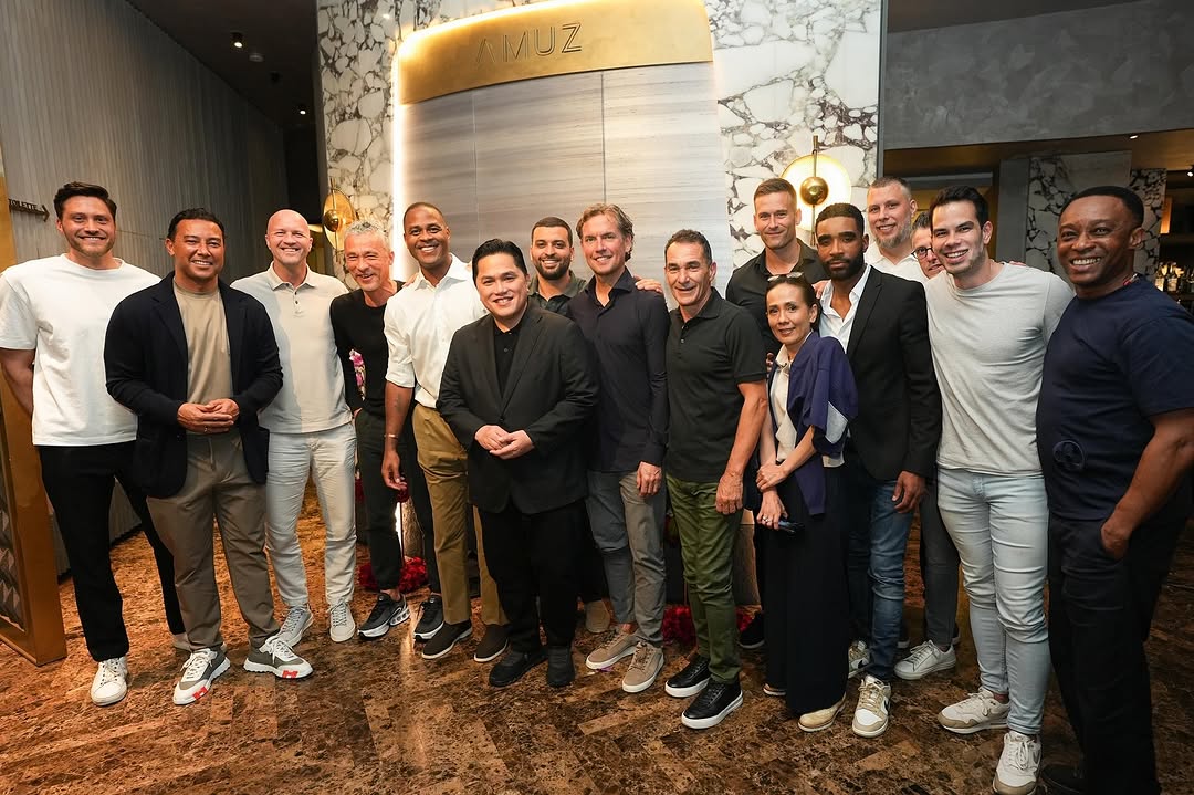 Ketua Umum PSSI Erick Thohir bersama dengan tim pelatih Timnas Indonesia. (Dok: IG Erick) - Image
