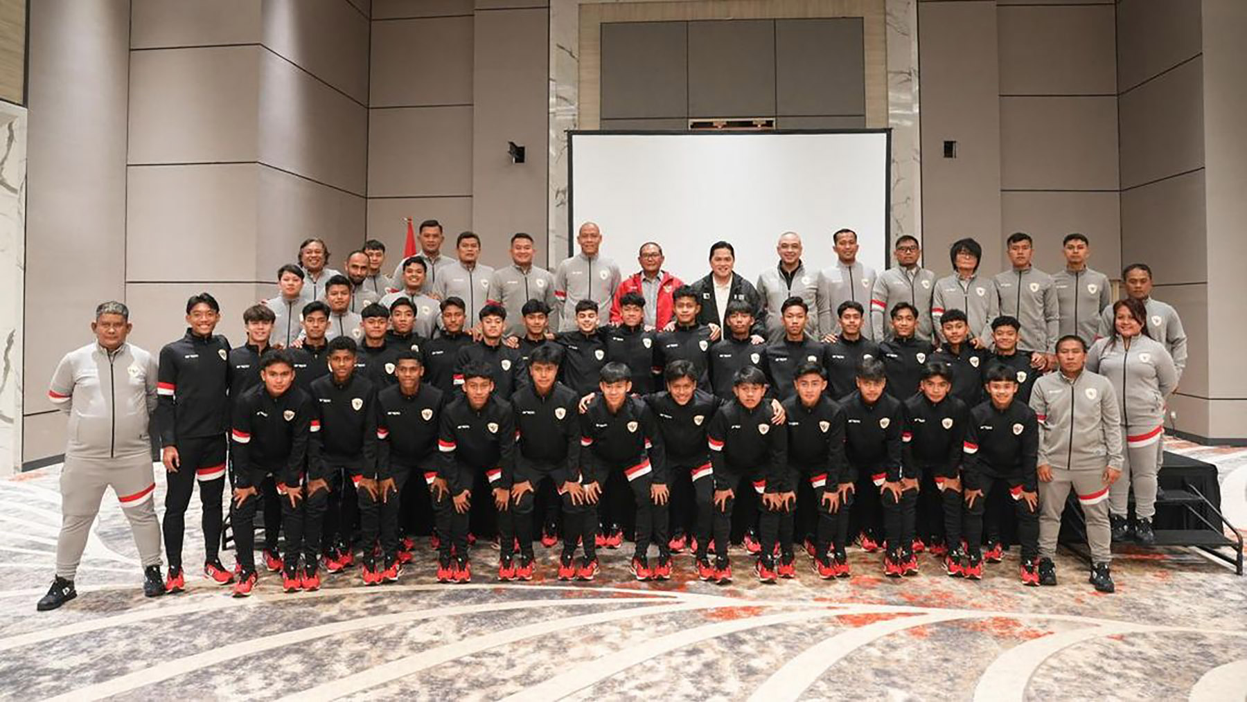 Ketua Umum PSSI, Erick Thohir melepas Timnas Indonesia U-17 jelang Piala Asia U-17 2025. (Dok: PSSI) - Image