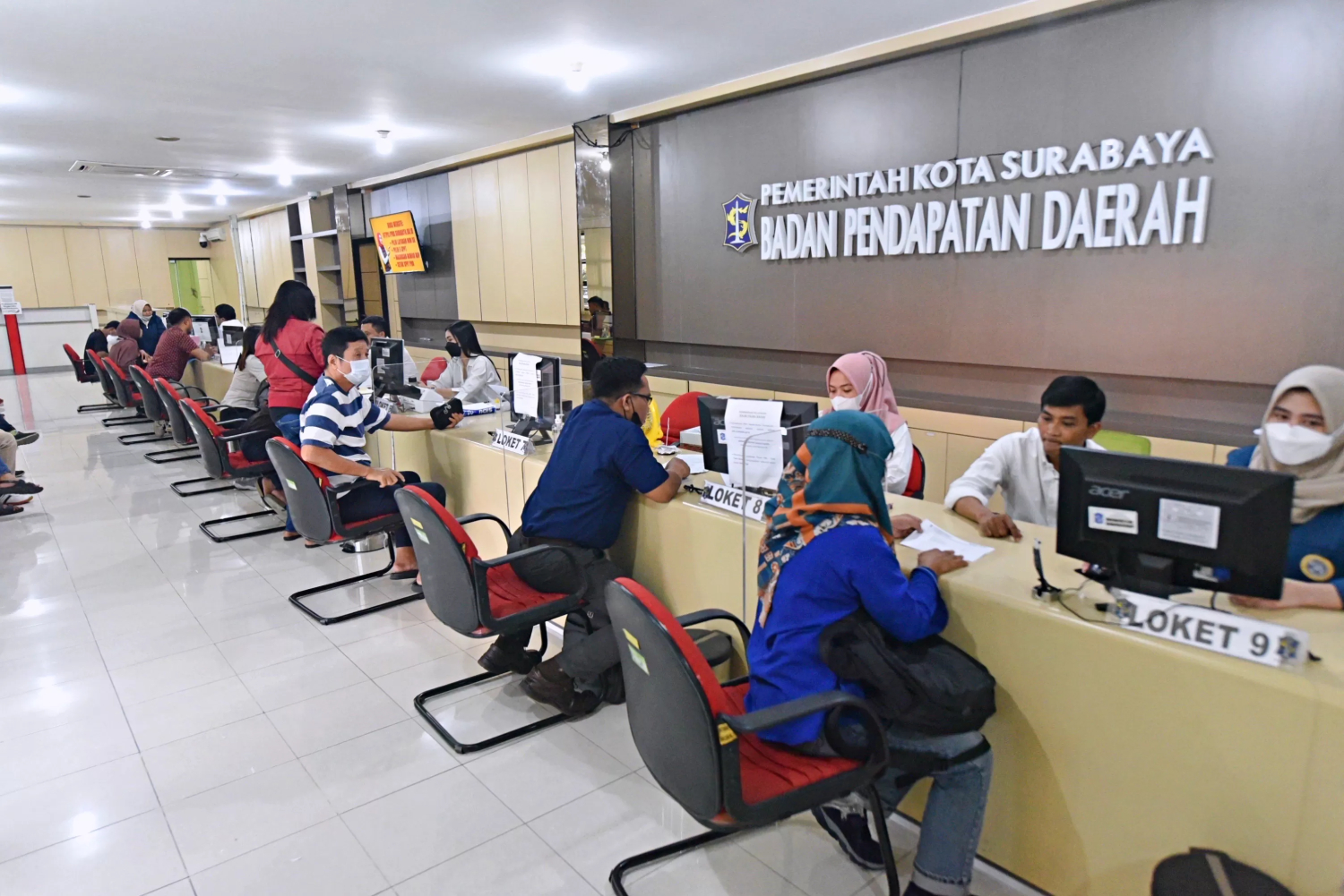 Ilustrasi masyarakat sedang membayar pajak di kantor BPD Surabaya. (Humas Pemkot Surabaya) - Image
