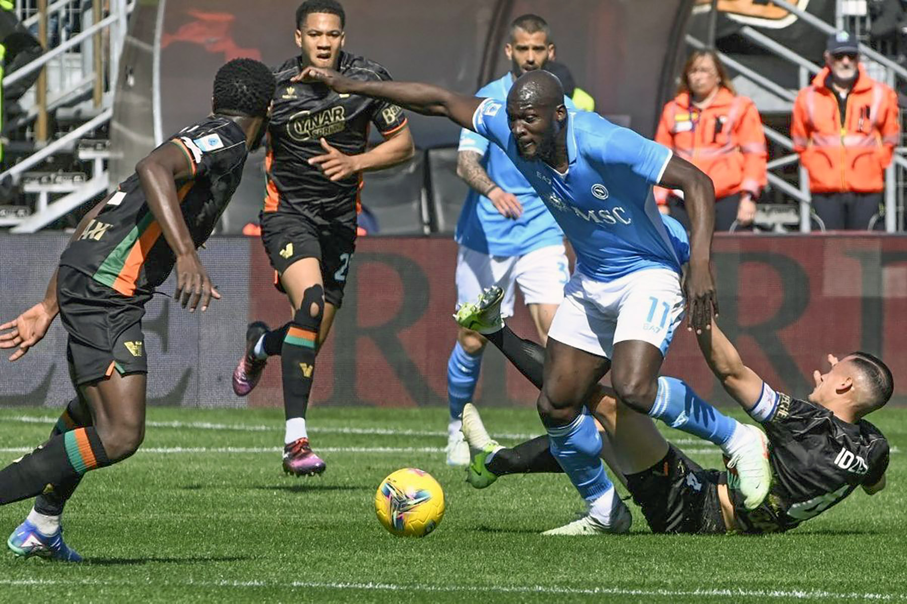 Duel Kapten Timnas Indonesia Jay Idzes dan Romelu Lukaku. (Dok. AFP via Jawa Pos) - Image