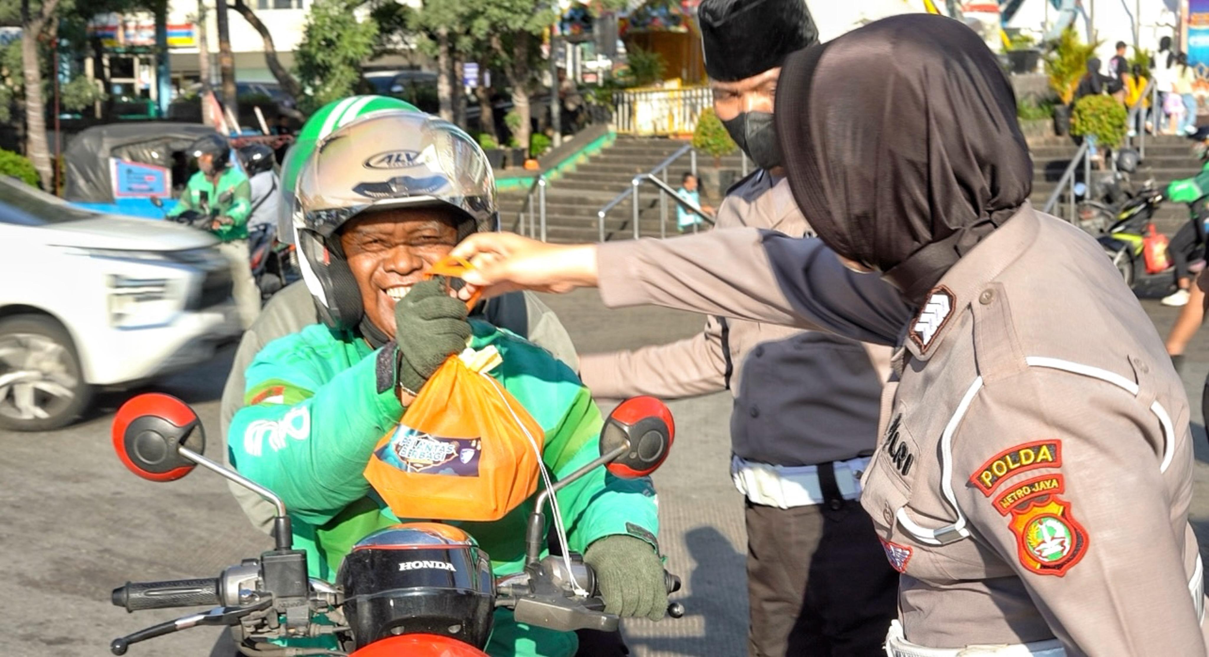 Polantas membagikan takjil dan sembako gratis. (Istimewa). - Image