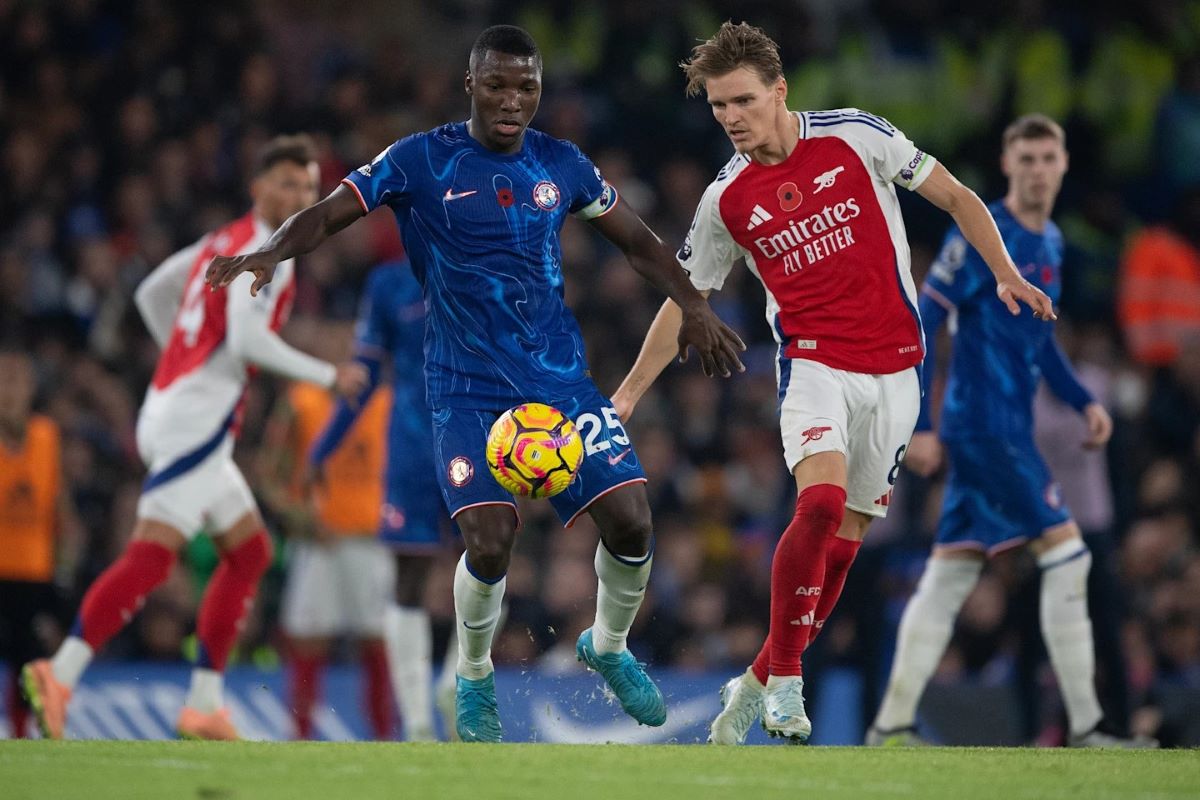 Duel Moises Caicedo (kiri) dan Martin Odegaard. (Chelsea FC) - Image