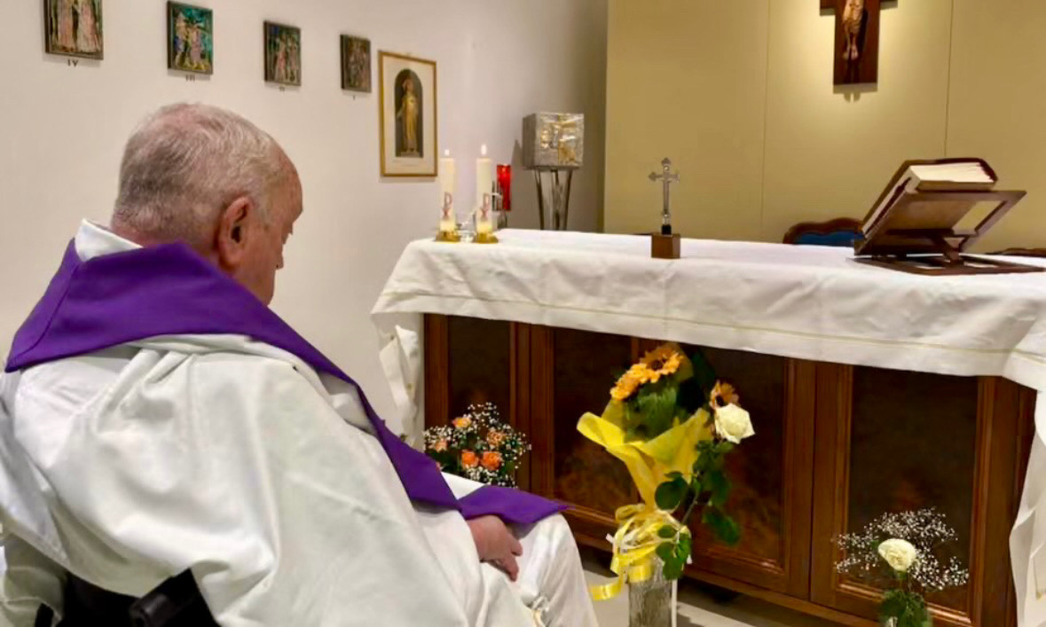 Paus Fransiskus sedang memimpin Misa Kudus bersama di kapel Rumah Sakit Gemelli, Roma. (Vatican News) - Image