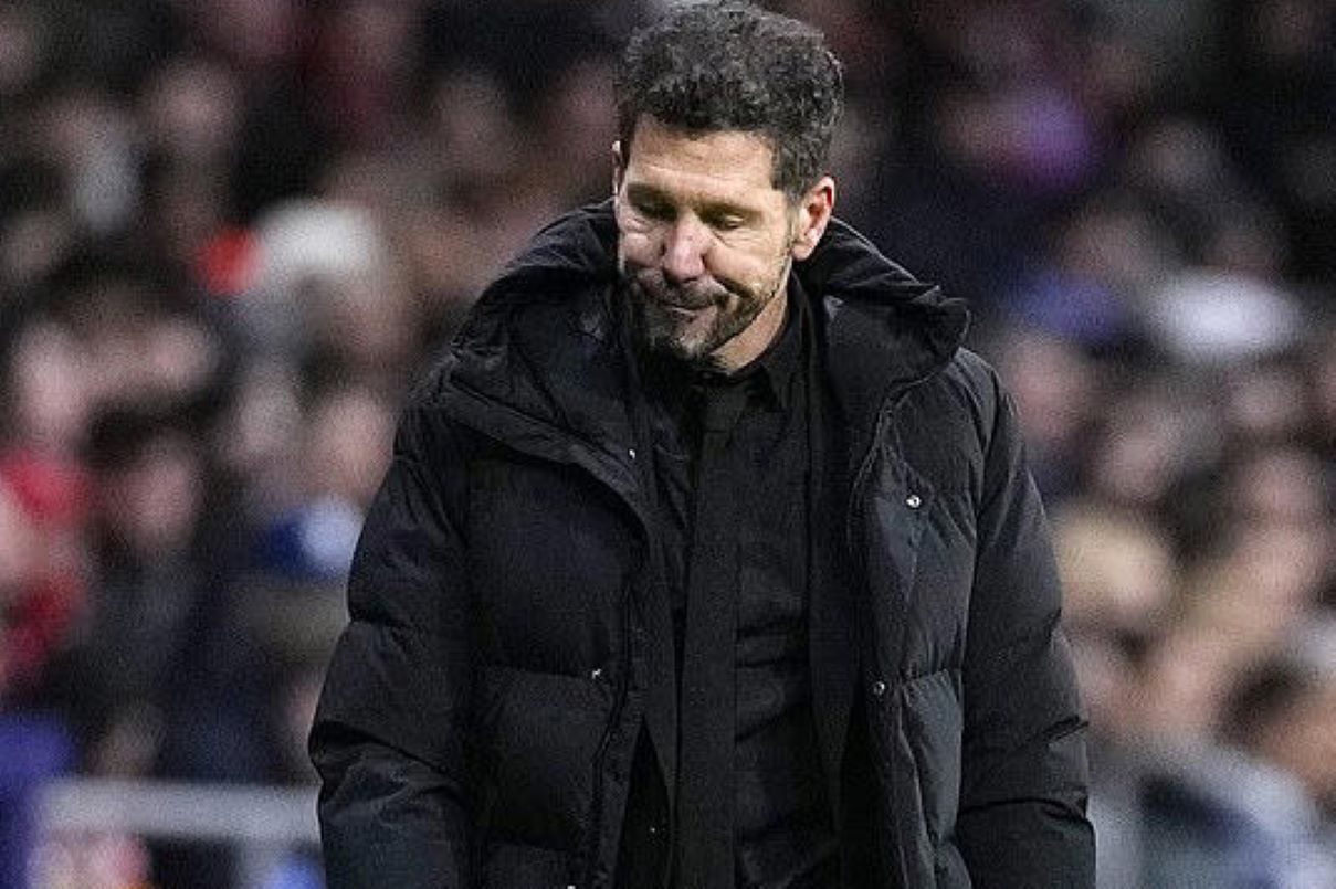 Pelatih Diego Simeone kecewa saat Atletico Madrid kehilangan keunggulan dan kalah 2-4 dari Barcelona. (Daily Mail) - Image