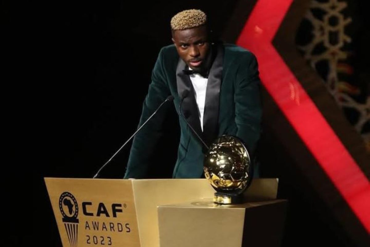 Victor Osimhen saat mendapatkan gelar pemain Afrika terbaik di CAF 2023. (@victorosimhen9) - Image