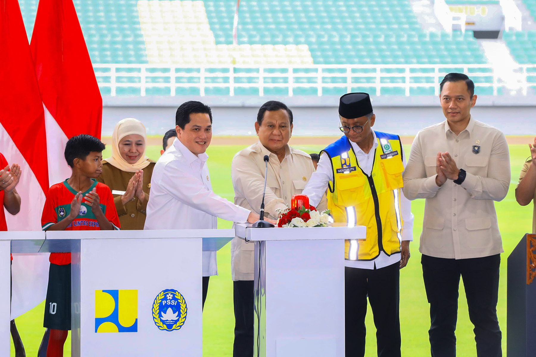 Presiden Prabowo saat meresmikan pembangunan dan renovasi 17 stadion, yang dipusatkan di Stadion Gelora Delta Sidoarjo, Senin (17/3). (Dok. Pemprov Jatim) - Image