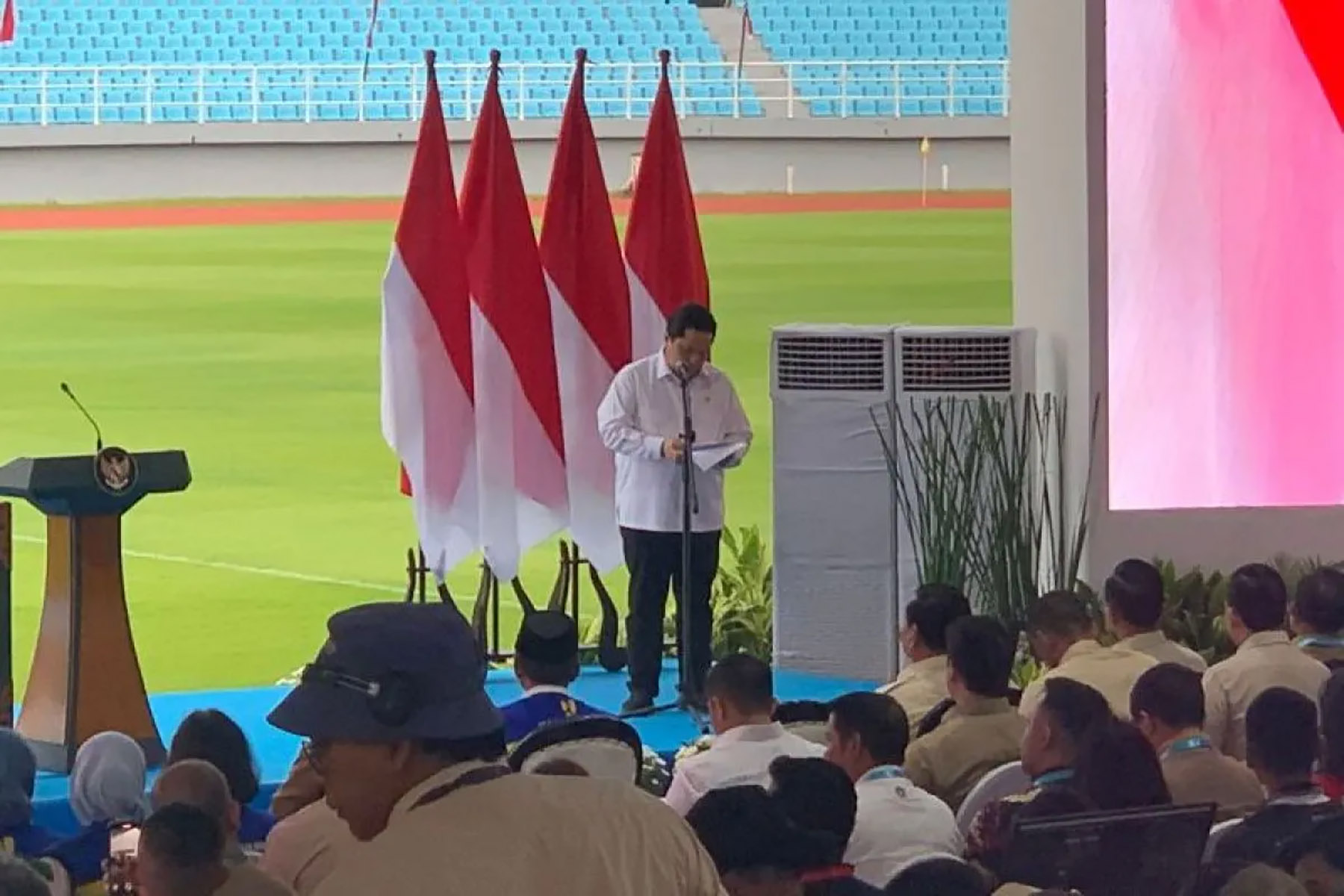 Ketua Umum PSSI Erick Thohir saat menyampaikan sambutannya dalam Peresmian Renovasi dan Pembangunan 17 Stadion di Indonesia yang dipusatkan di Sidoarjo, Senin (17/3/2025). (ANTARA/Fahmi Alfian) - Image