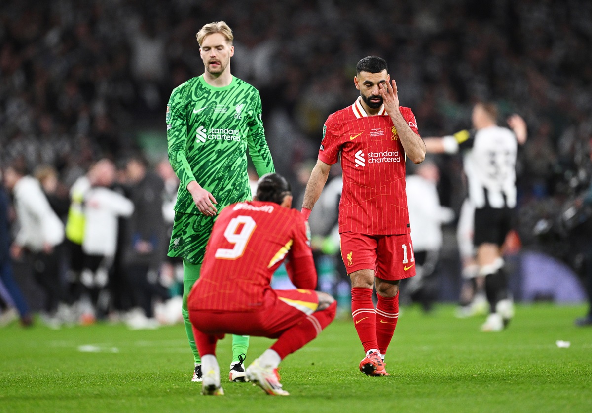 Para pemain Liverpool tertunduk lesu usai takluk dari Newcastle United di final Carabao Cup 2024/2025. (Dok. Carabao Cup) - Image