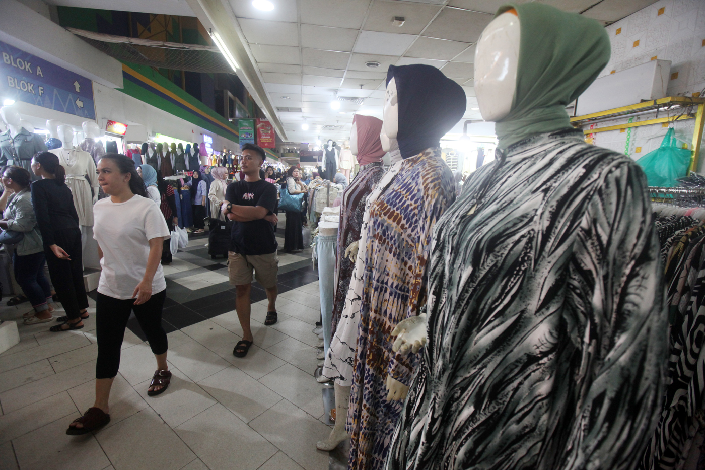 Pasar Tanah Abang sepi meski kurang dari dua pekan jelang hari raya Lebaran 2025. (Dery Ridwansah/ JawaPos.com) - Image