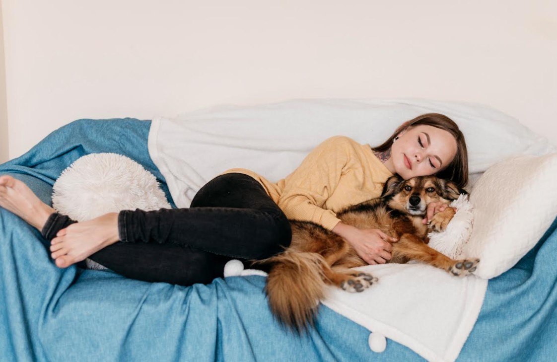 8 Sifat Unik Orang yang Tidak Bisa Tidur Tanpa Hewan Peliharaan di Sampingnya - Image