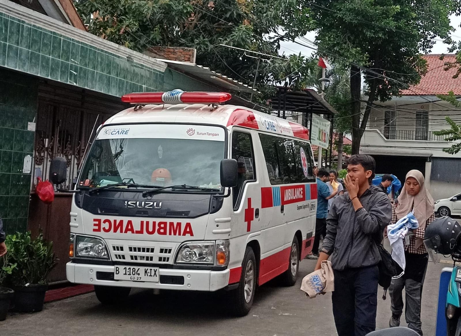 Ambulans Indonesia Care melayani pengobatan gratis untuk korban banjir di Jakarta Timur. (Dok. Indonesia Care) - Image