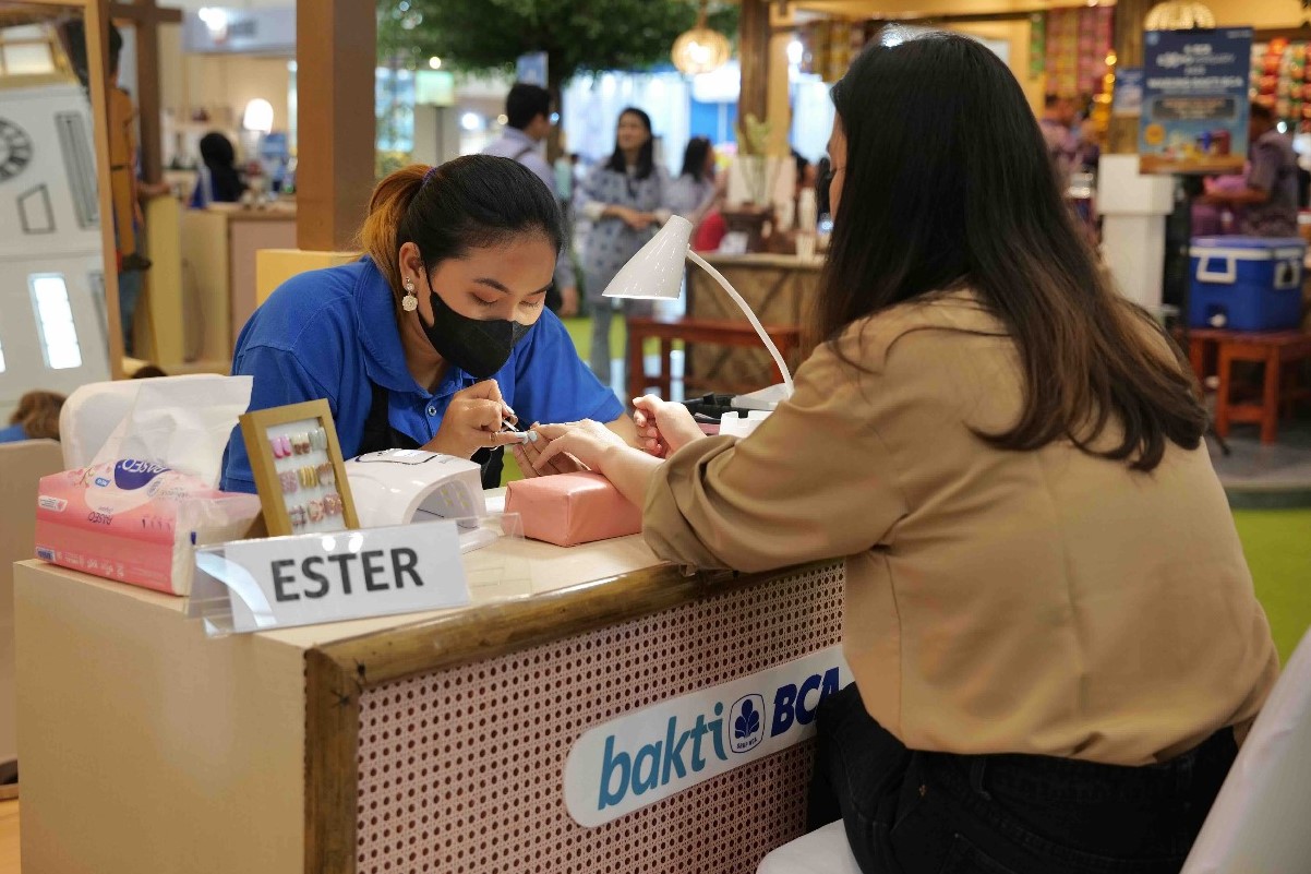 Sahabat Disabilitas Unjuk Bakat di BCA Expoversary 2025 memberikan jasa nail art pada salah satu pengunjung BCA Expoversary 2025. (Istimewa) - Image