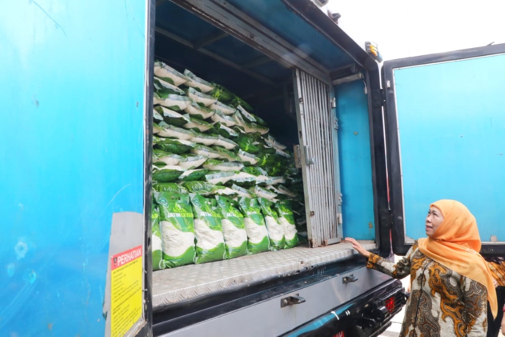 Gubernur Khofifah memantau truk Lumbung Pangan EPIK Mobil yang membawa 5 ton beras yang didistribusikan ke 13 Toko EPIK di 8 kabupaten/kota. (Humas Pemprov Jatim) - Image