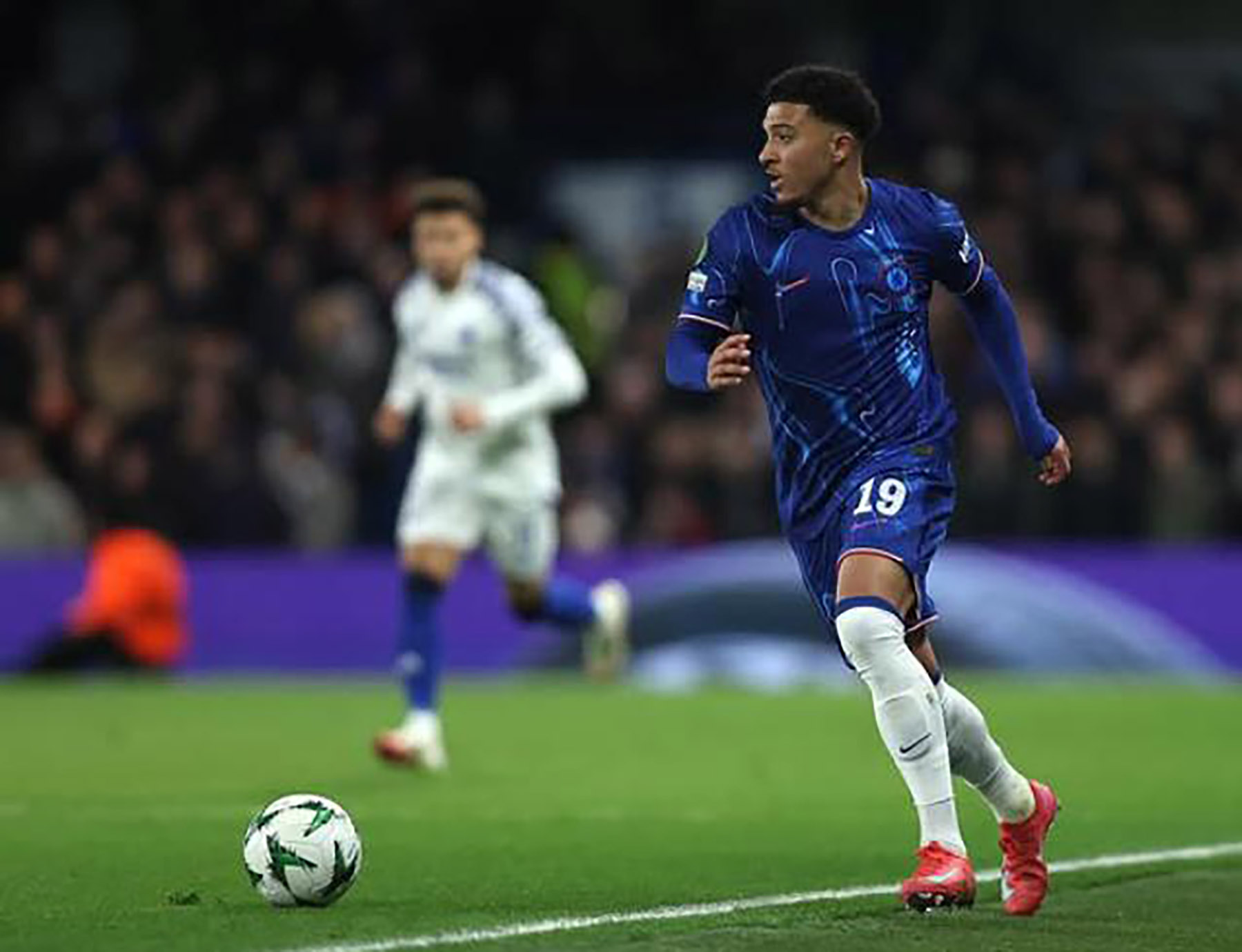 Jadon Sancho saat di lapangan, kembali gagal tampil impresif, Chelsea kalah 1-0 dari Arsenal. (@sancho) - Image