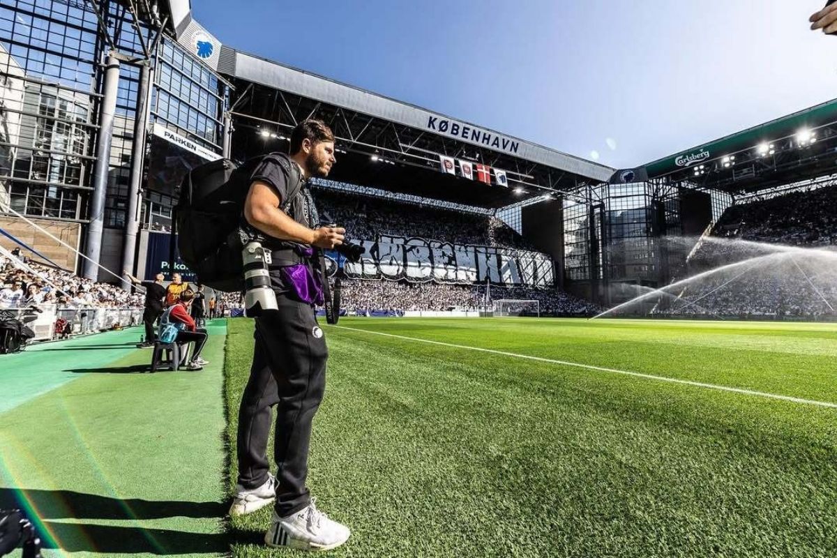Fotografer klub Copenhagen Gaston Szerman direkrut PSSI untuk mendokumentasikan laga-laga Timnas Indonesia. (Instagram/Gastisz) - Image