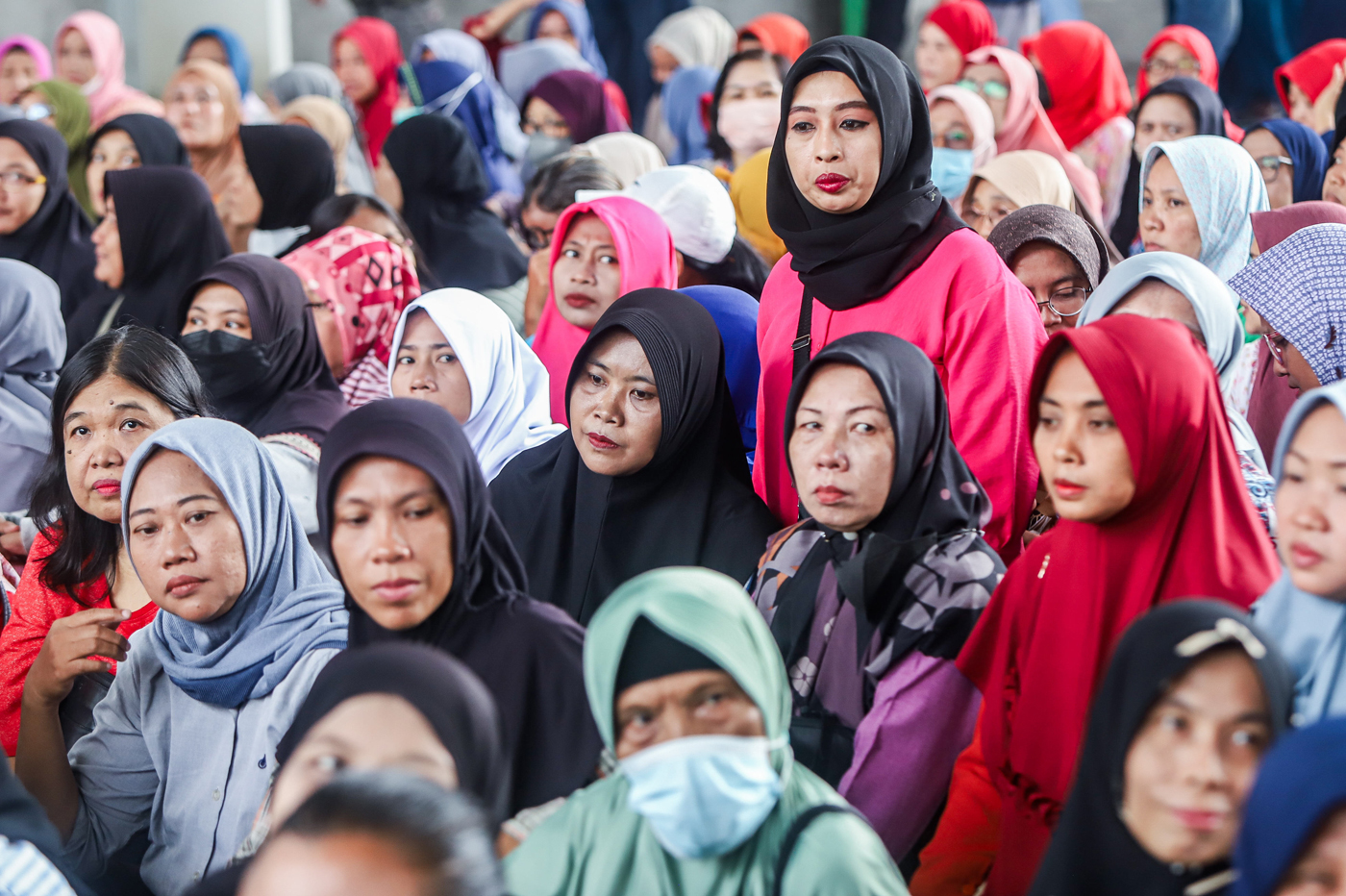 Antrean warga untuk mendapatkan layanan potong rambut gratis di Masjid Muhammad Cheng Hoo, Jalan Gad