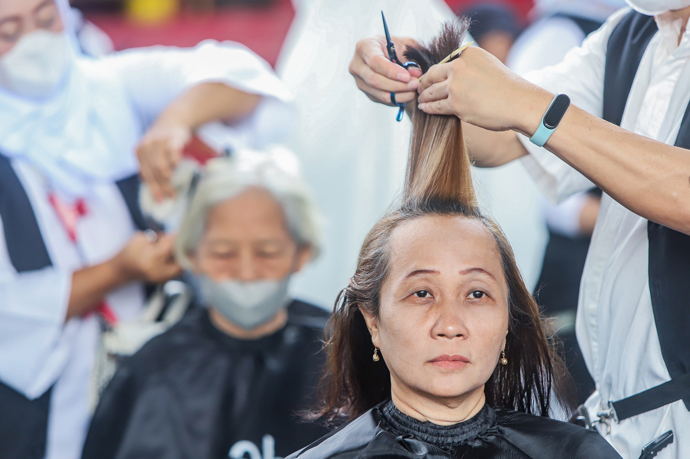 Warga mendapatkan layanan potong rambut gratis di Masjid Muhammad Cheng Hoo, Jalan Gading, Surabaya,