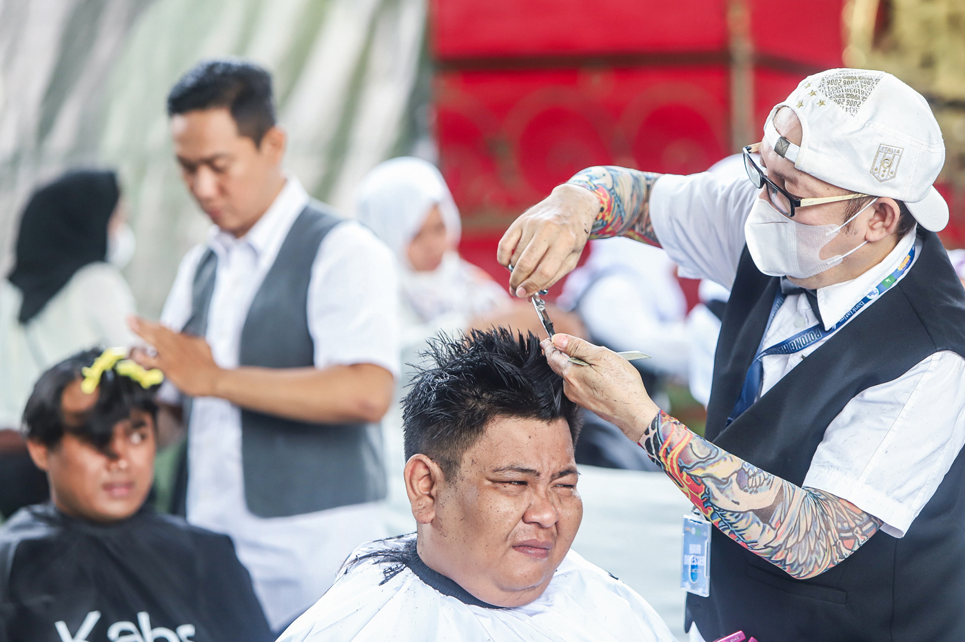 Warga mendapatkan layanan potong rambut gratis di Masjid Muhammad Cheng Hoo, Jalan Gading, Surabaya,